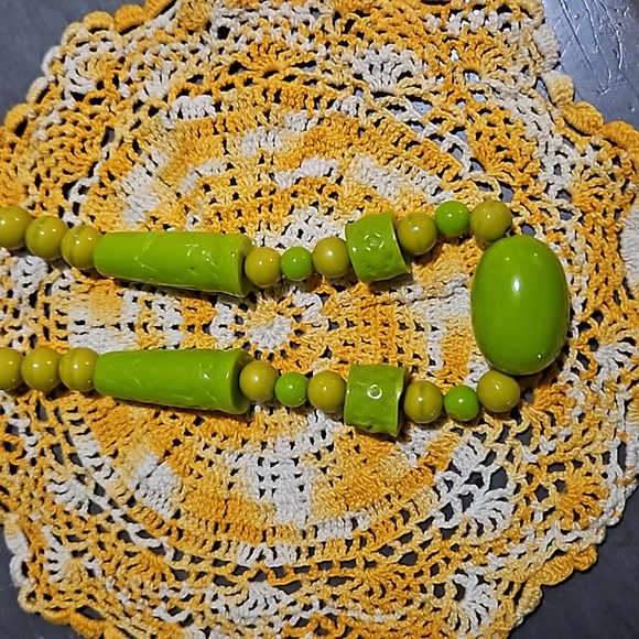 Vintage Green Carved Lucite Beaded Statement Necklace - Picture 7 of 9